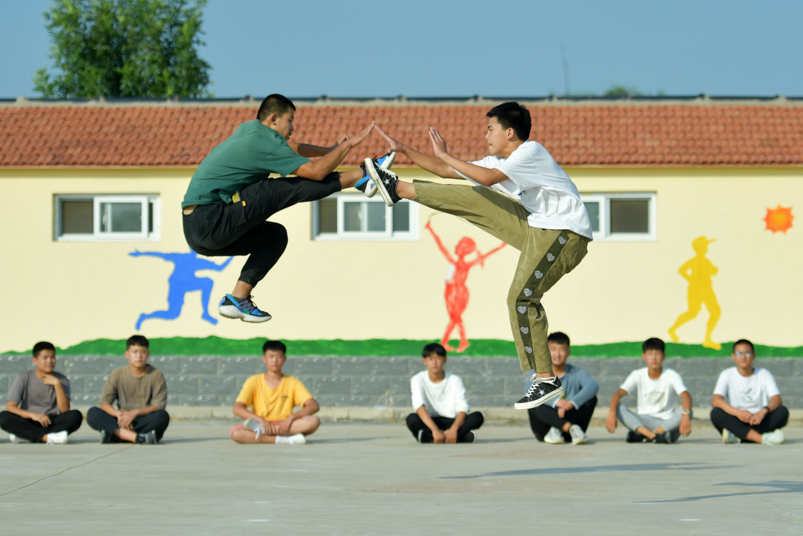 中国／保障中小学生每天校内外各1小时体育活动 