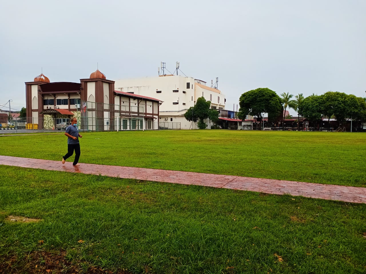 大都会版2头/百家利花园居民反对草场成停车场