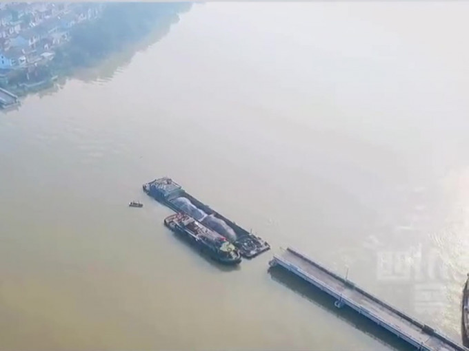 揚州壁虎大橋被運煤船隊撞斷 暫未有人傷亡