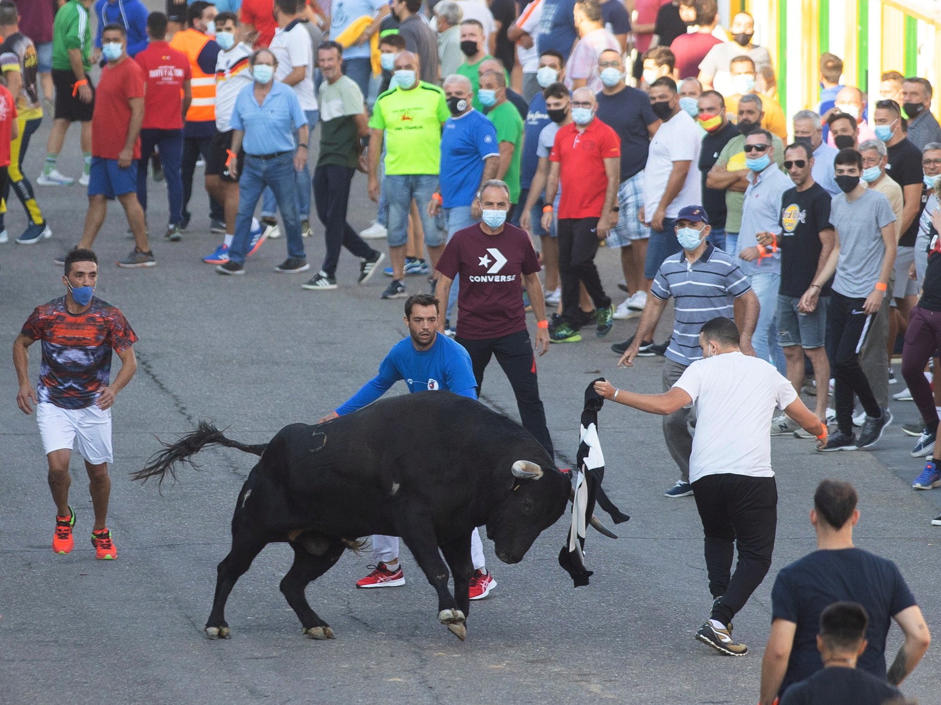 拼盘 2图／西班牙疫后首场奔牛节活动开跑 限900人让牛追