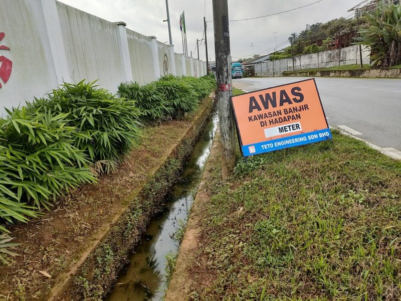 柔：封底头条：【民生特工队】：通往古来新港新村唯一道路一雨成灾，村民苦不堪言