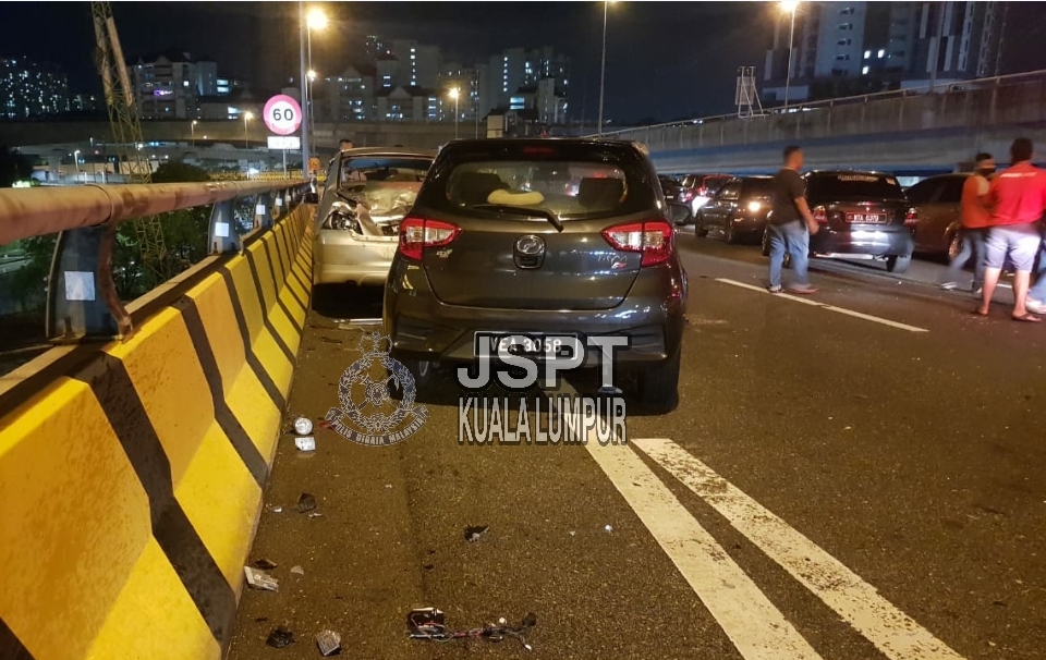 目睹车祸后下车帮忙，不料却因此被车撞死