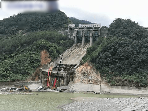 看世界两图／中多处暴雨淹水 湖北鄂坪水电站局部塌陷疏散5000多人