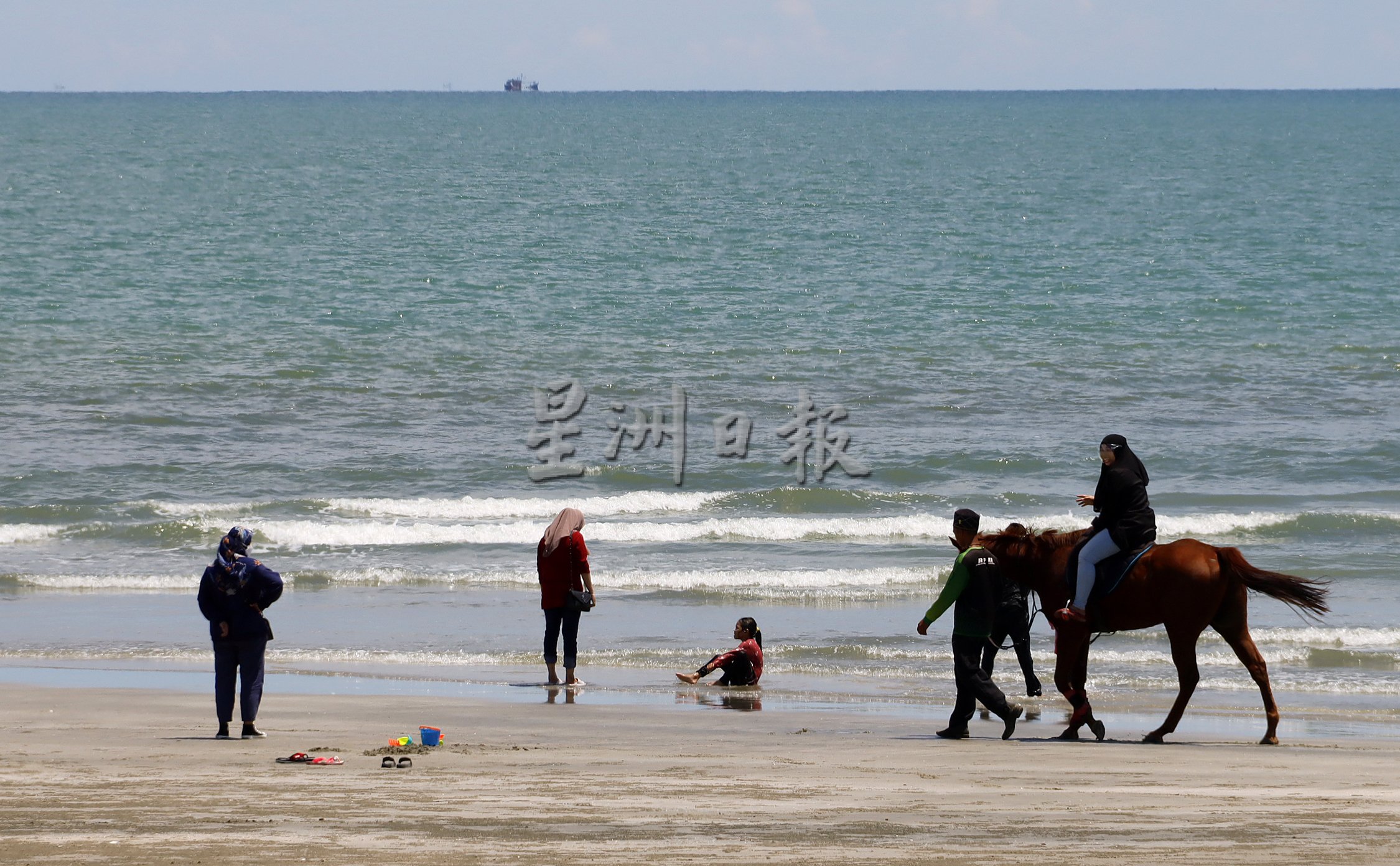 东：骑马、乘沙滩车，关丹黑沙滩观光增添吸引力。