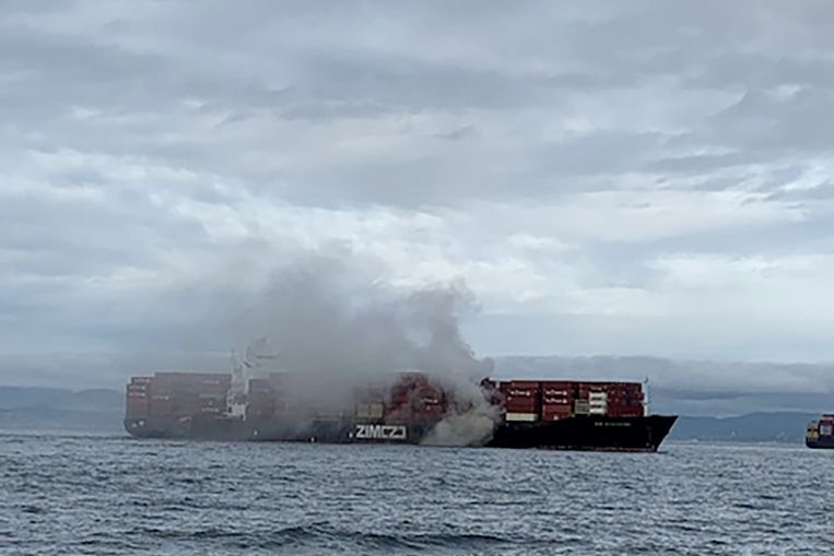 加拿大／攜逾52噸化學物質 外海貨櫃船起火釋毒氣