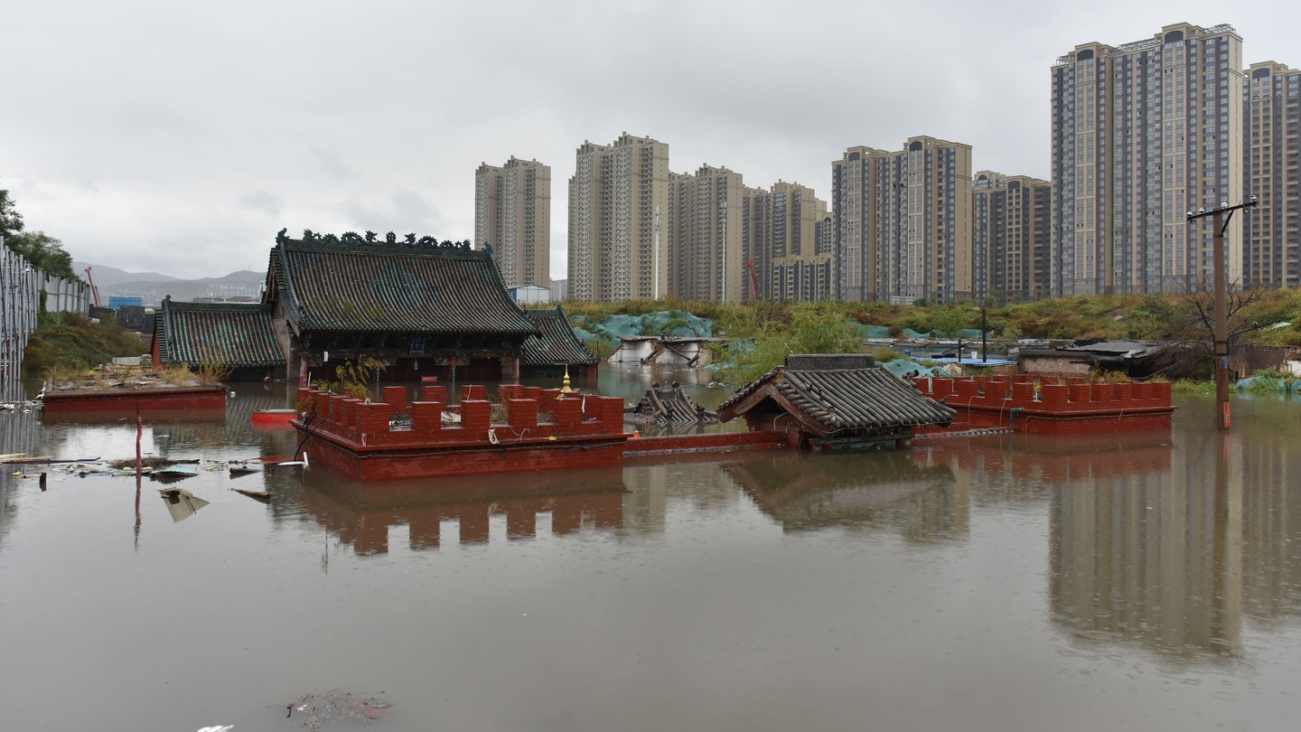 山西暴雨冲毁大桥地基　路轨悬空货运列车急停