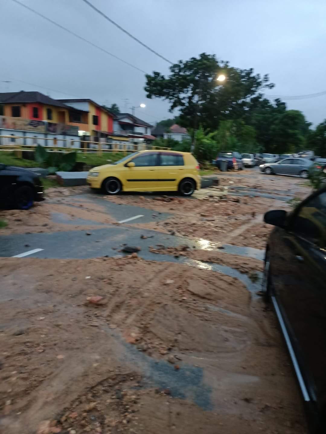 柔：新闻：水沟防护堤大雨中崩塌，居民住家车辆被泥水冲刷