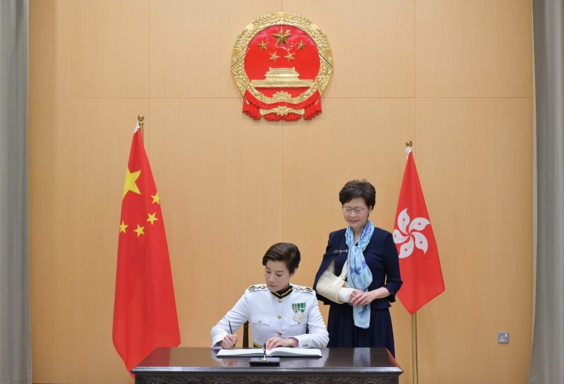 看世界)何佩珊成为香港海关首位女关长