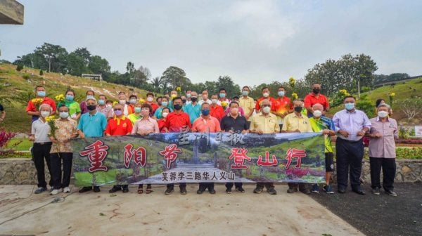 重阳节登高义山行复办，百人登百年义山植树