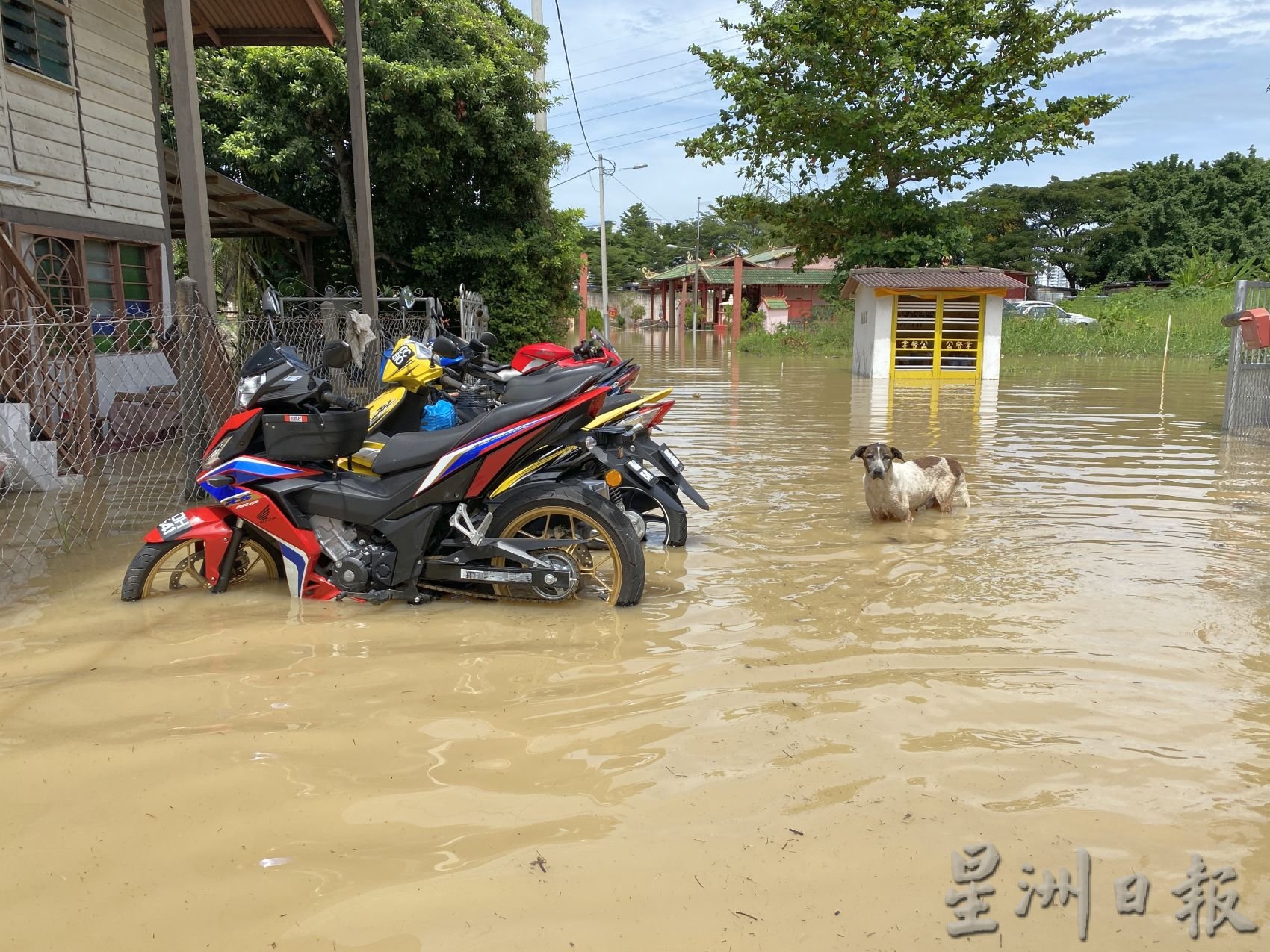 （古城封底主文）画页：水灾来袭，人民生活一团乱