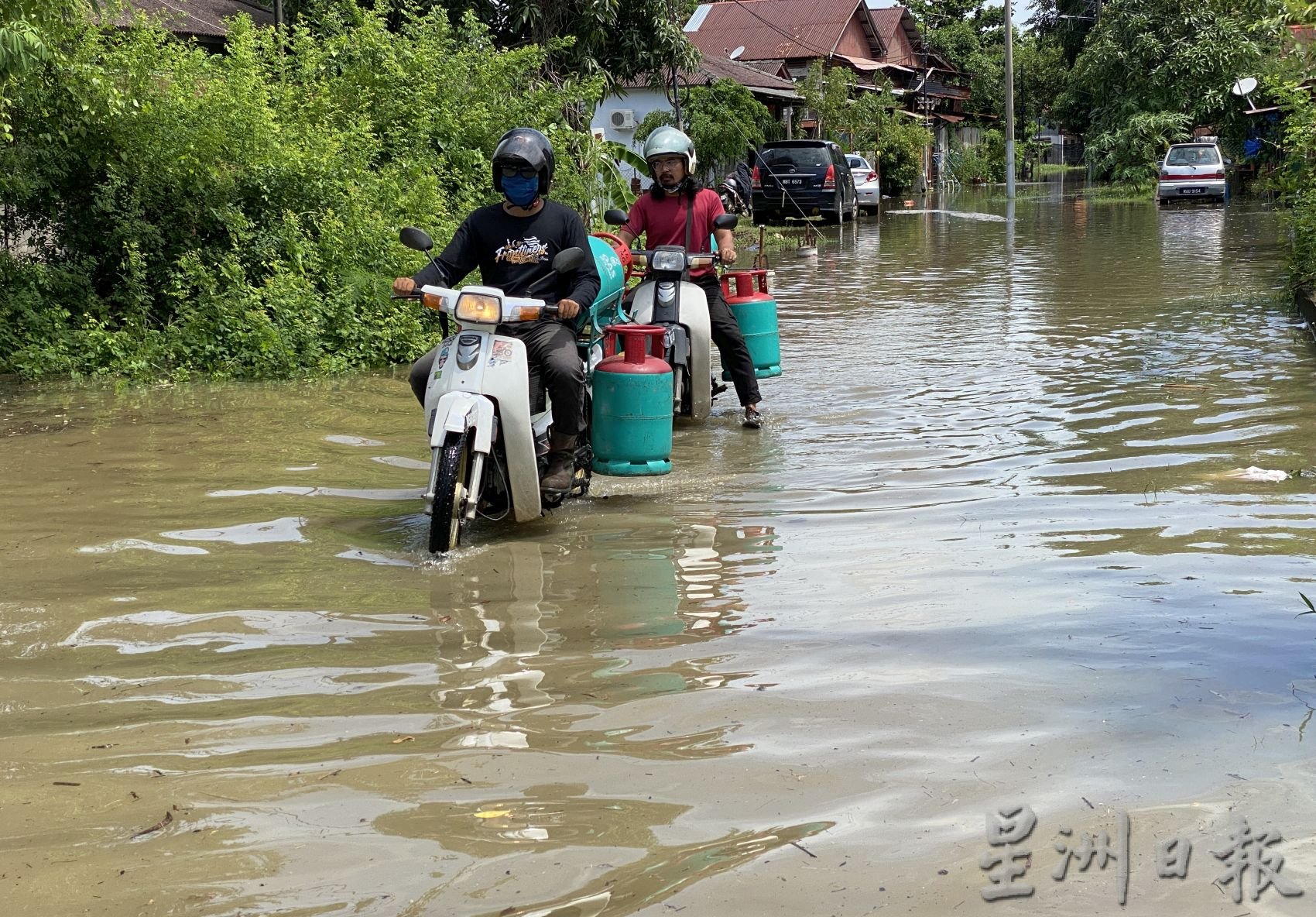 （古城封底主文）画页：水灾来袭，人民生活一团乱