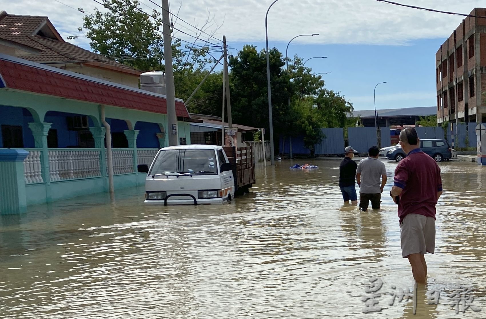 （古城封底主文）画页：水灾来袭，人民生活一团乱