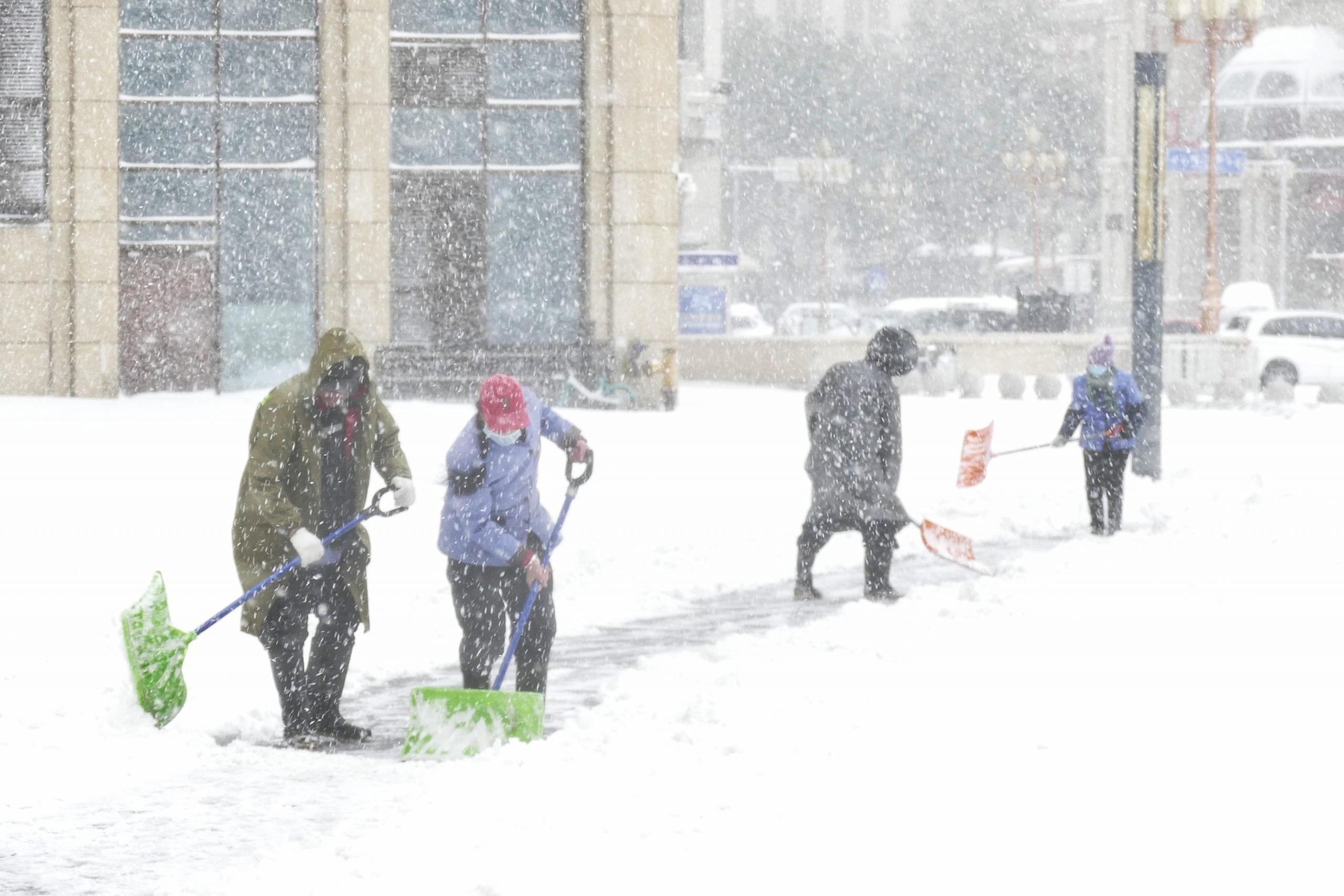 中国／寒潮来袭 9省市184路段受降雪影响封闭 哈尔滨机场关闭  