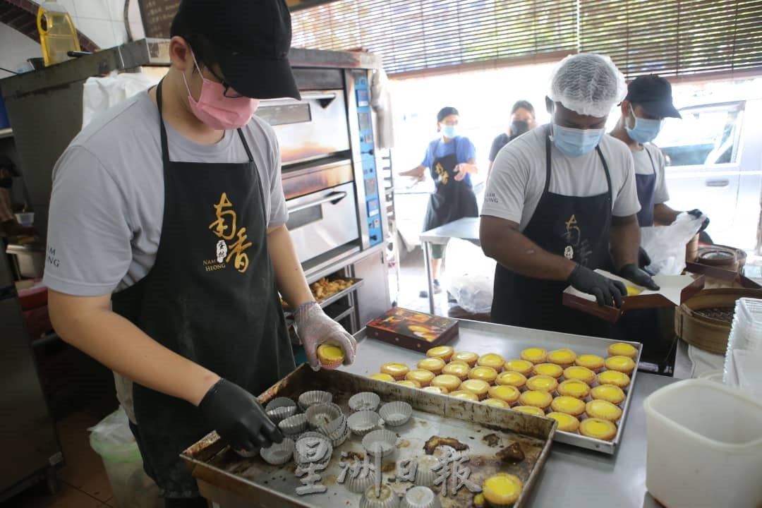 大霹雳时事焦点／供不应求 边制作边补货  游客“秒杀”怡土产美食