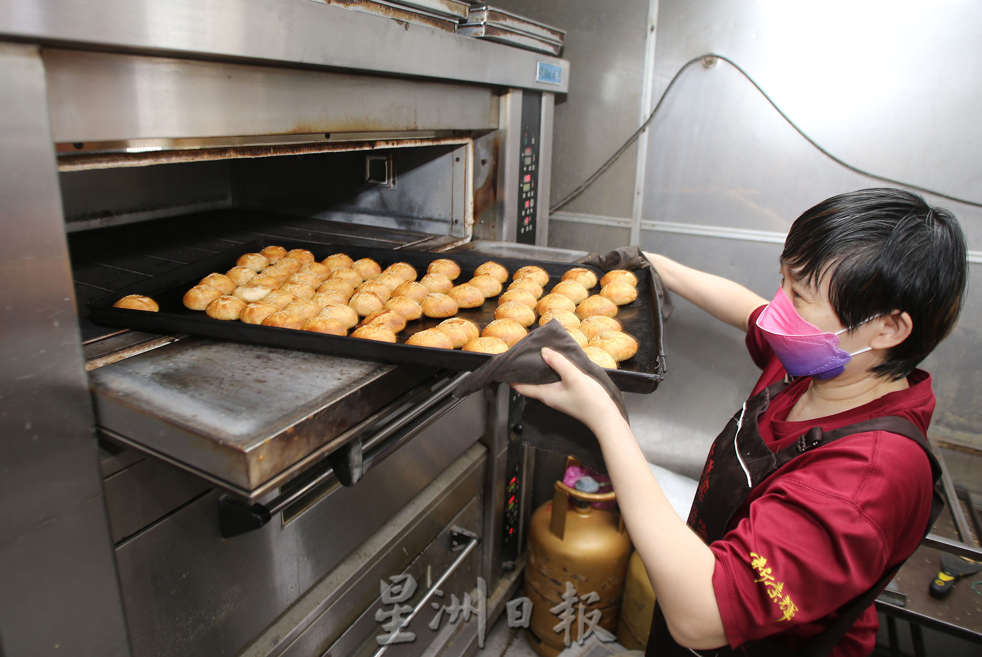 大霹雳时事焦点／供不应求 边制作边补货  游客“秒杀”怡土产美食