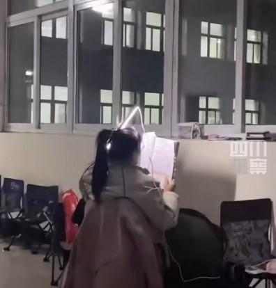 拚图∕已上网)女生头插灯管读书 网民：现代版挑灯夜读