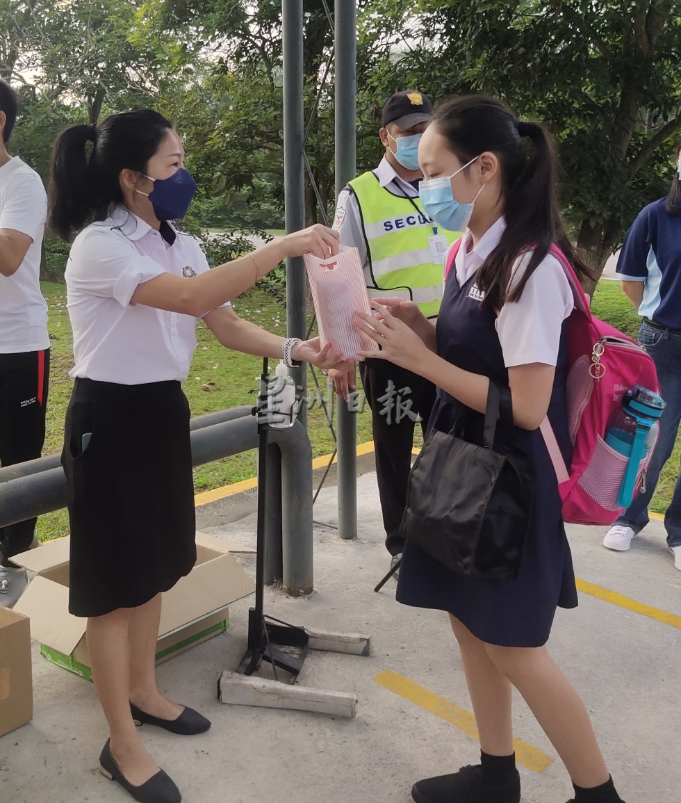 柔︰四卡通人偶迎接复课，大禹华小学生惊喜欢愉