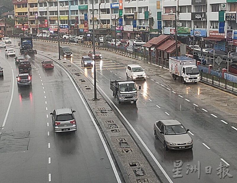 柔：【民生特工队】：士乃联邦大道疑排水系统受阻，逢雨成灾 