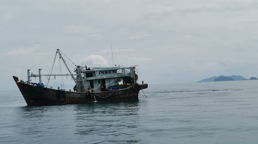 柔：新聞：漁船離陸地近地點捕魚，船員未持合法準證