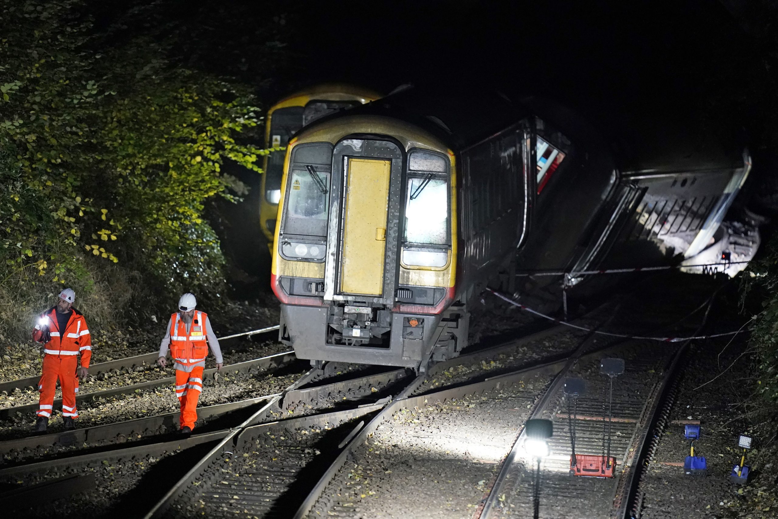 英國西南部2列火車隧道內相撞　17人受傷