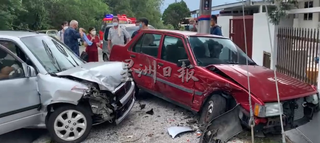 霹／一輛轎車撞及2輛轎車，年長司機受傷