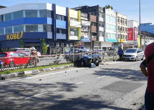 霹／車子撞穿防護攔