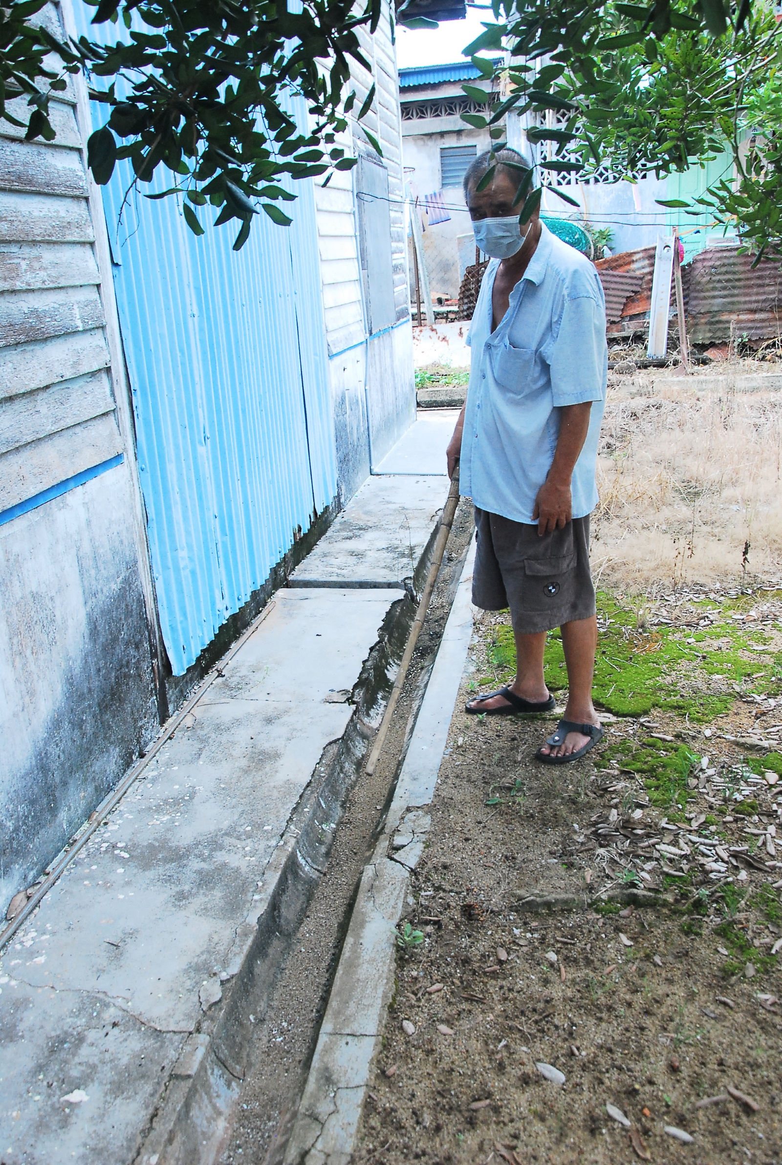 NS马口:隔壁荒废木屋成草丛，邻居住家10天内3次现蛇踪