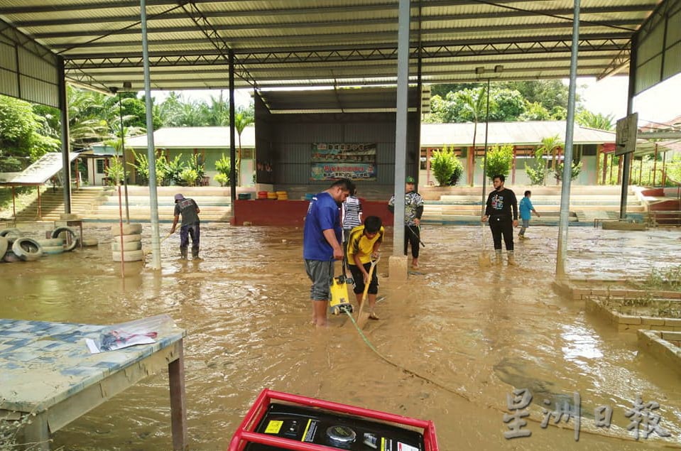 东：联增华小软硬体设备严重损坏，校方即日起发动筹募“风雨同行.爱我联增”水灾重建基金，希望热心教育人士慷慨解囊给予协助。   