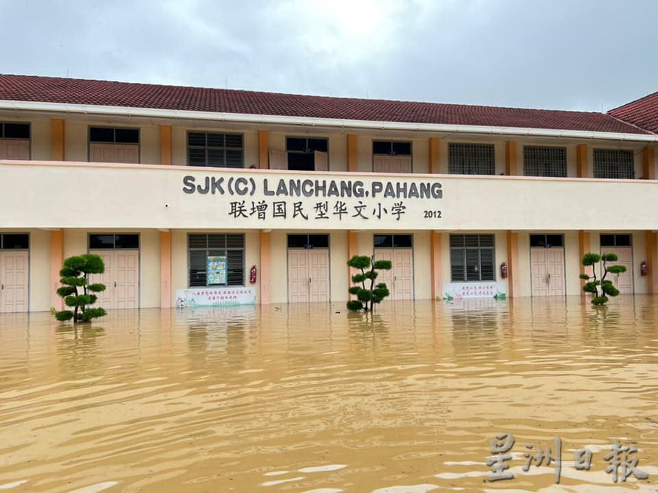 东：联增华小软硬体设备严重损坏，校方即日起发动筹募“风雨同行.爱我联增”水灾重建基金，希望热心教育人士慷慨解囊给予协助。   