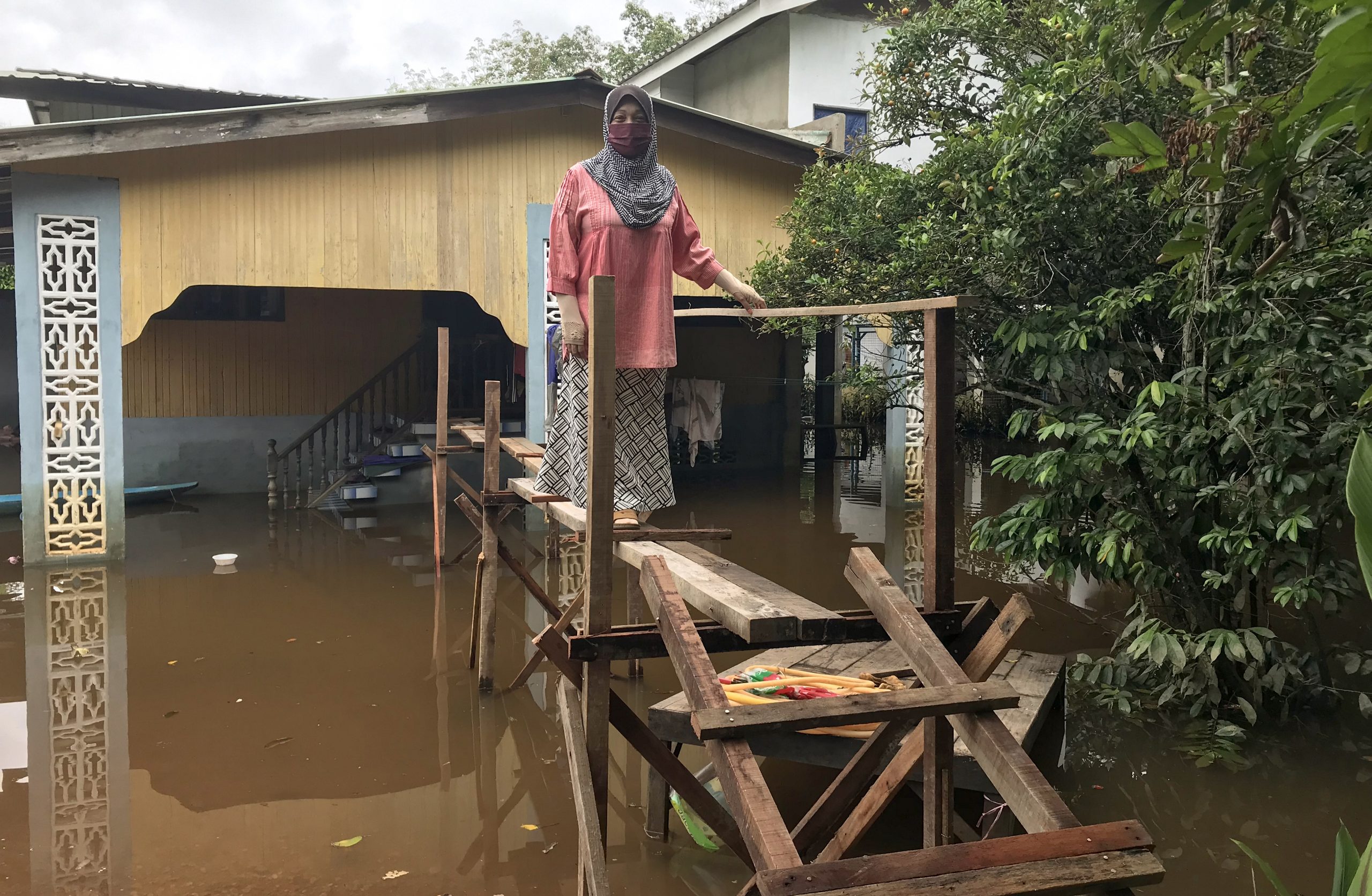 东：连续2天的大雨导致哥乐河水上涨，兰斗班让低漥地区淹水，当地 一水灾疏散中心开启。