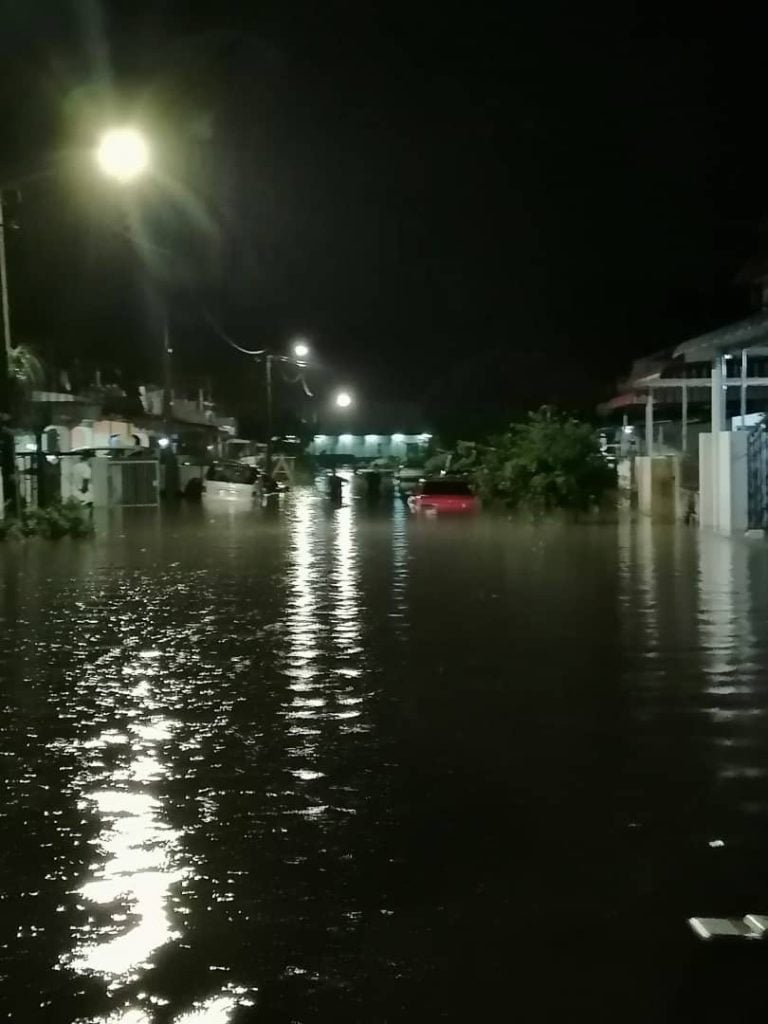 倾盆大雨水深及腰 白兰园一带最严重闪电水灾