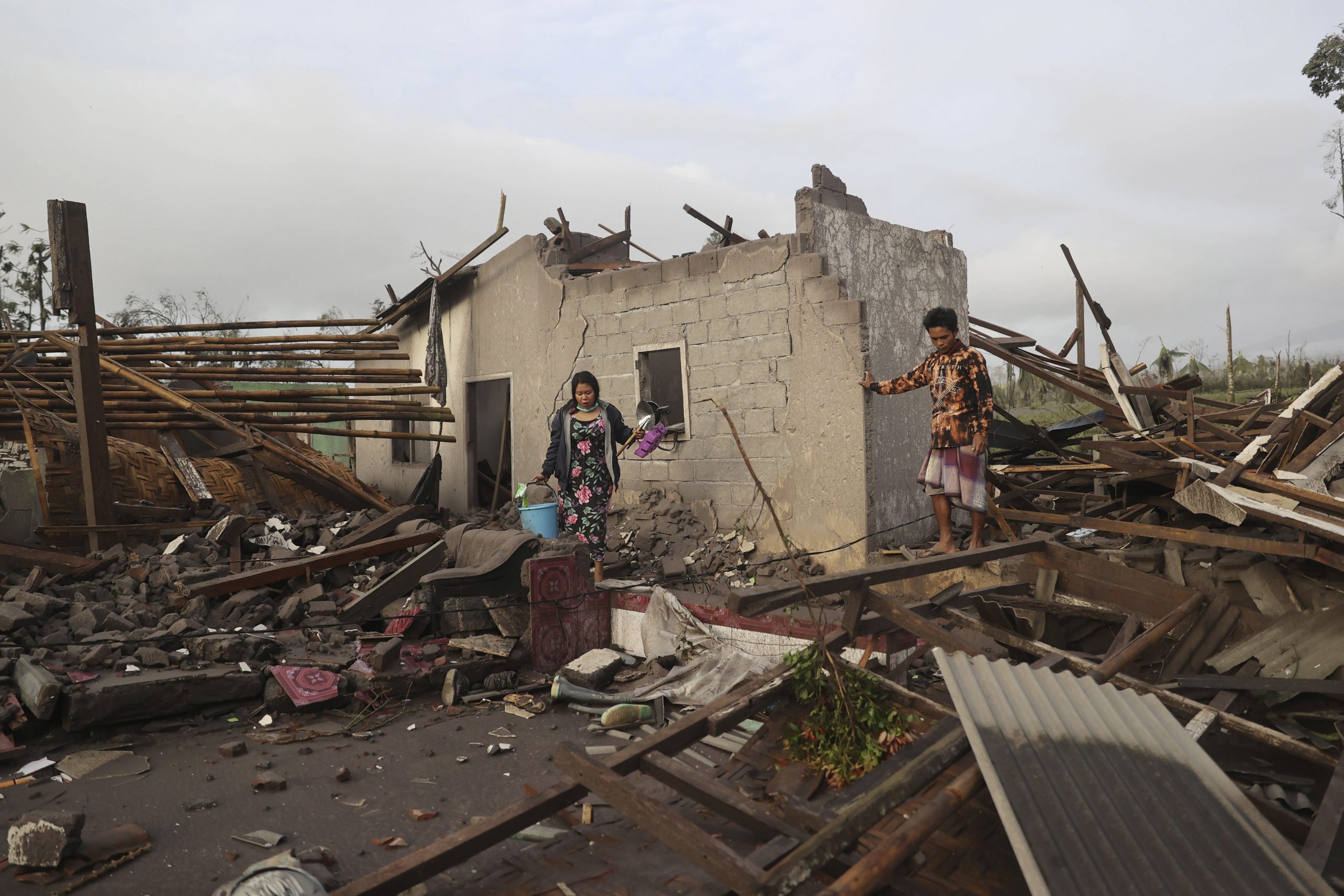 印尼爪哇塞梅鲁火山爆发死者增至13人　火山灰变泥雨桥樑遭破坏