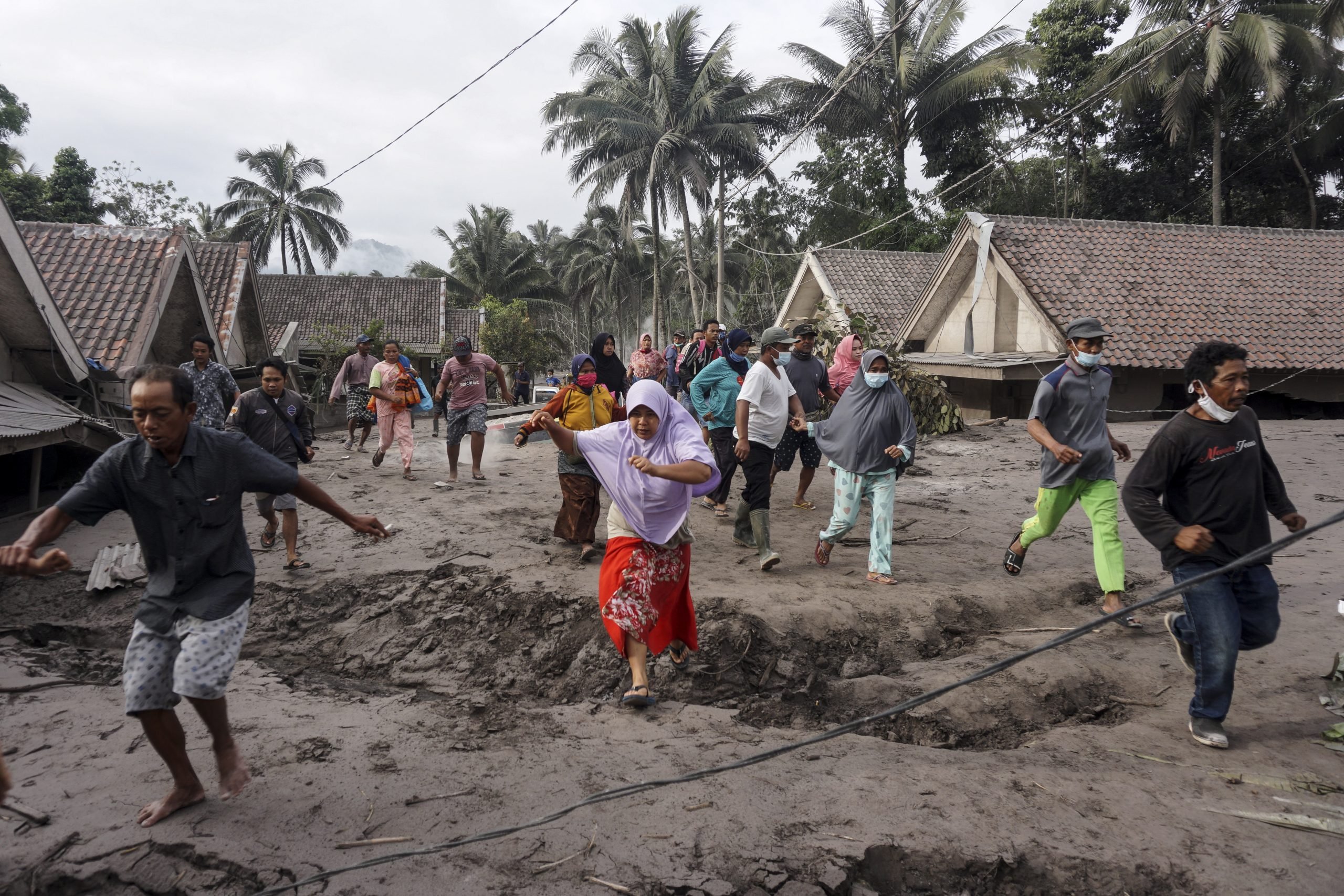 印尼爪哇塞梅鲁火山爆发死者增至13人　火山灰变泥雨桥樑遭破坏