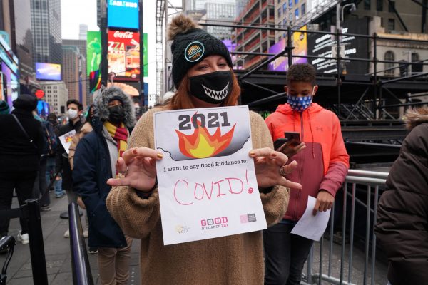   纽报广场举办“大扫除日” 2021年烧掉“冠病”