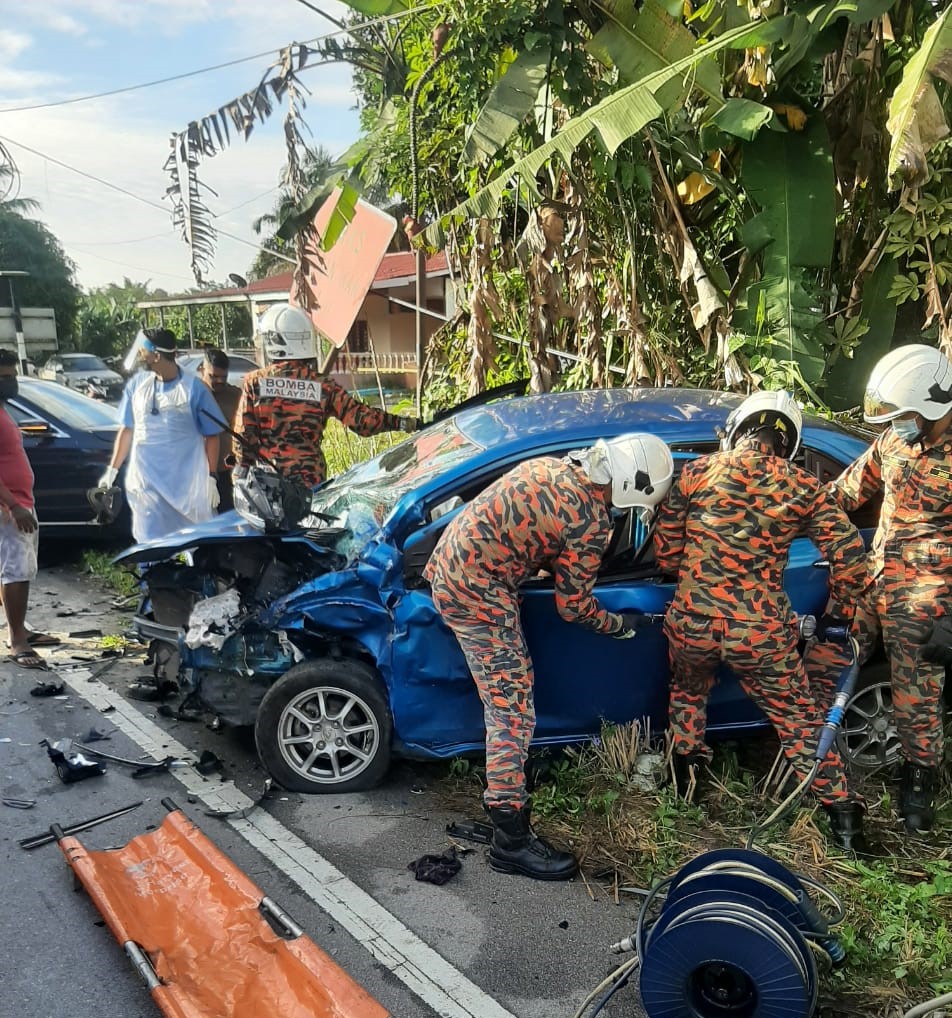 轿车驶入反车道2车相撞 3女子受伤送院治疗