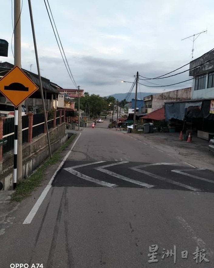 （已审）柔：加拉巴沙威大街转弯处建了两个路墩，居民指不适合，要求拆除