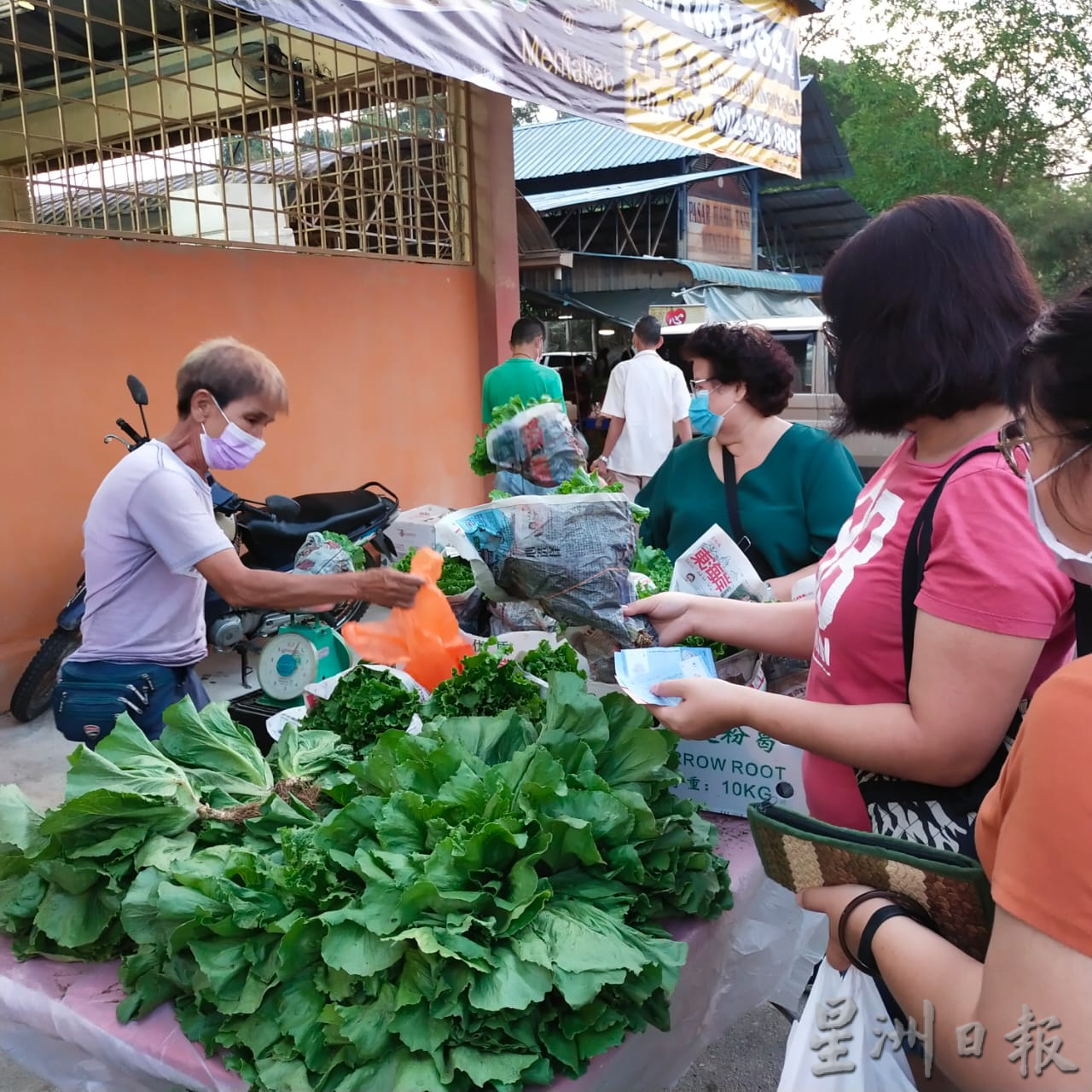 东：文德甲巴刹涌现购物人潮 民众办年货做最后冲刺