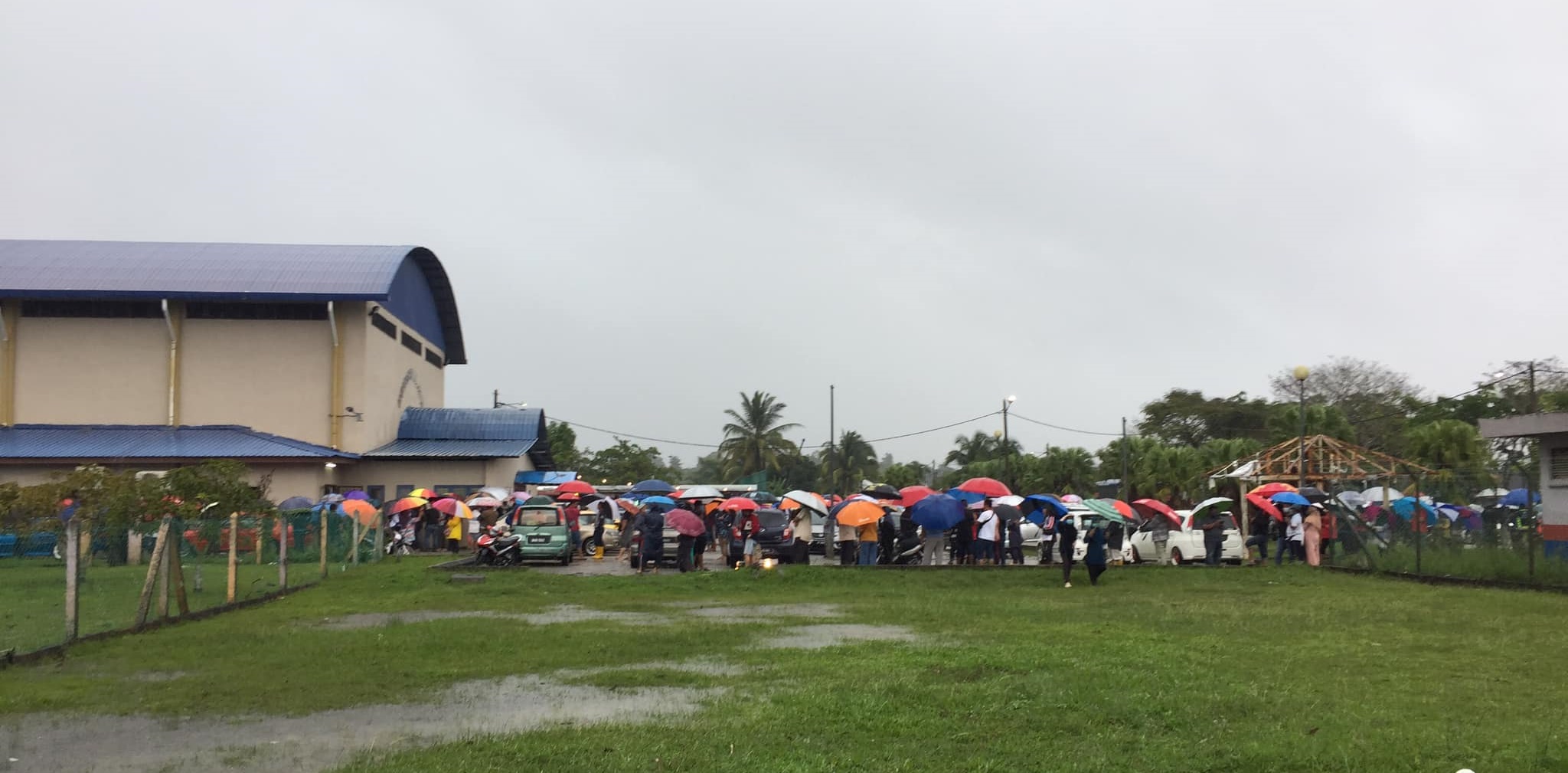 东：被逼冒雨排队领援助金，州政府被指未善用科技便利为难灾黎。