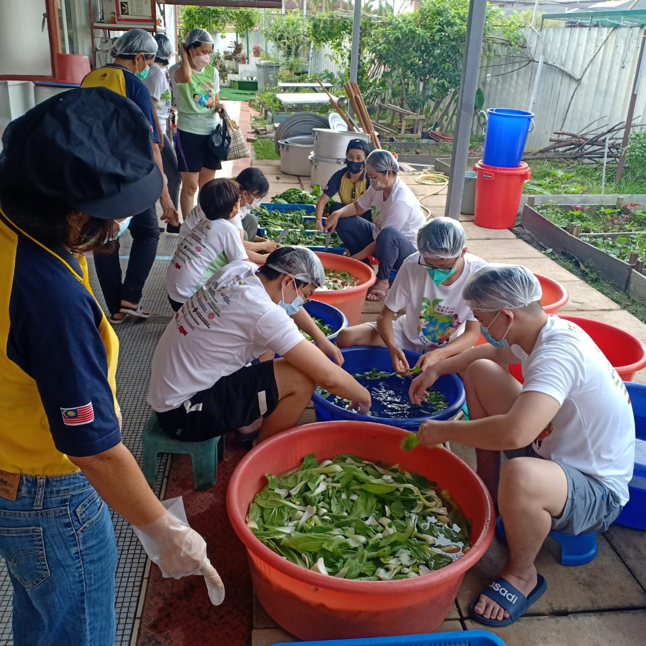 柔：新闻：麻坡佛光会近百老中青义工，接力烹煮6500碗腊八粥，与各界结缘