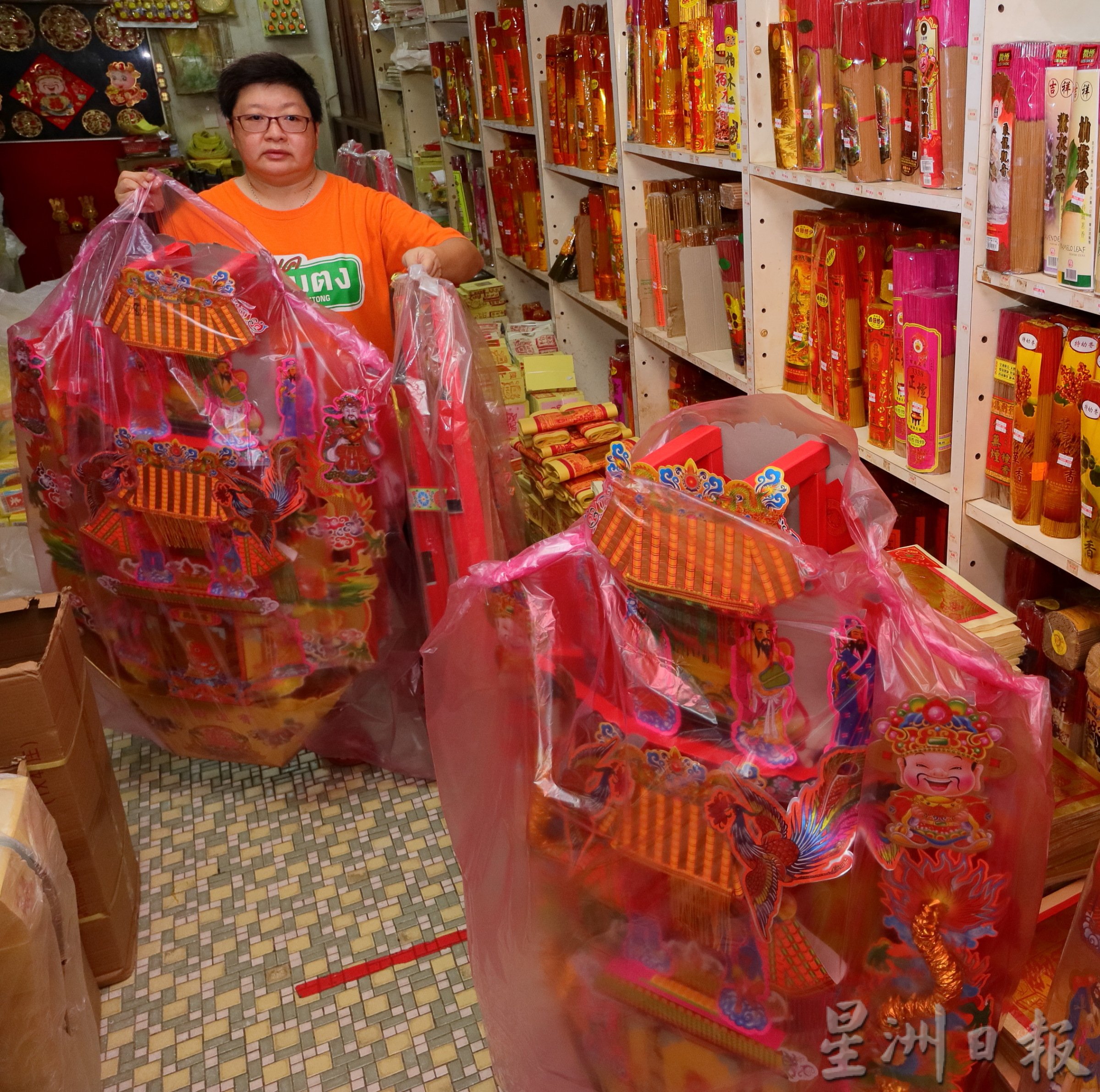 东（综合）：天公诞主要祭品的天公座和龙香随著防疫标准作业程序（SOP）的放宽、更多人庆祝天公诞而大卖。