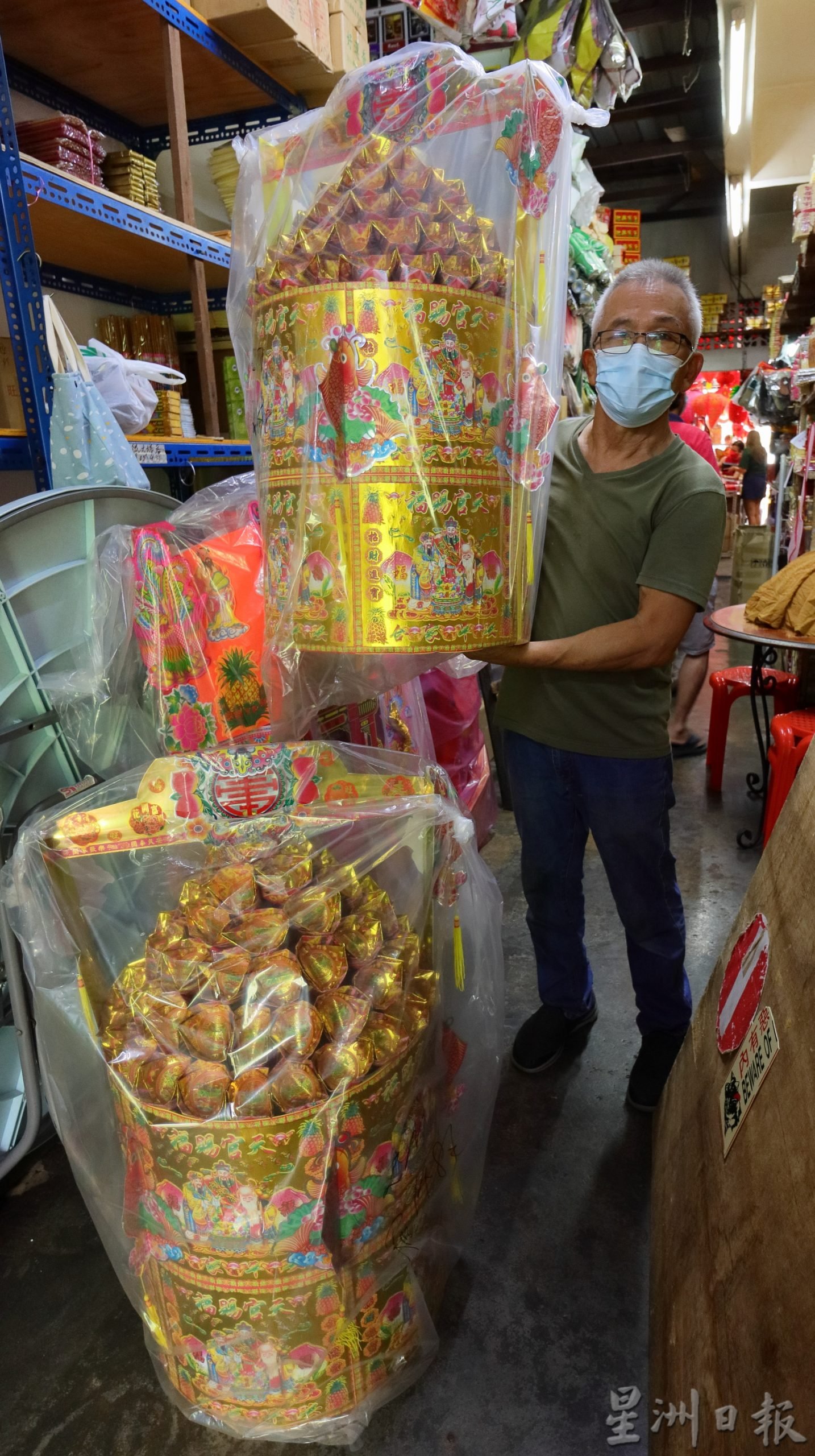 东（综合）：天公诞主要祭品的天公座和龙香随著防疫标准作业程序（SOP）的放宽、更多人庆祝天公诞而大卖。