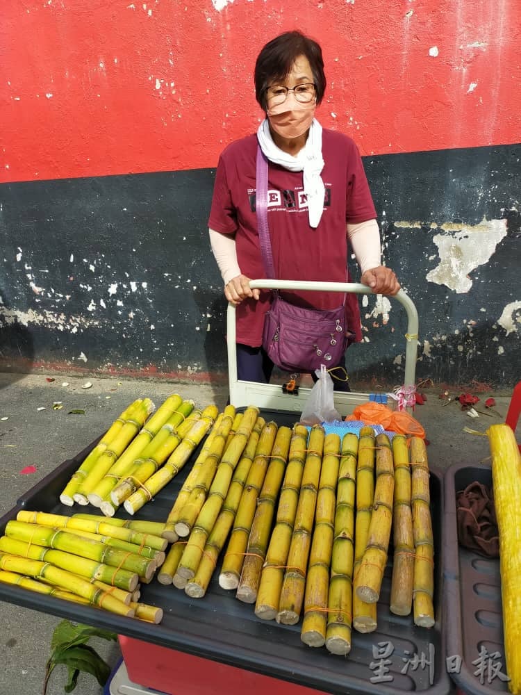 东（综合）：天公诞主要祭品的天公座和龙香随著防疫标准作业程序（SOP）的放宽、更多人庆祝天公诞而大卖。