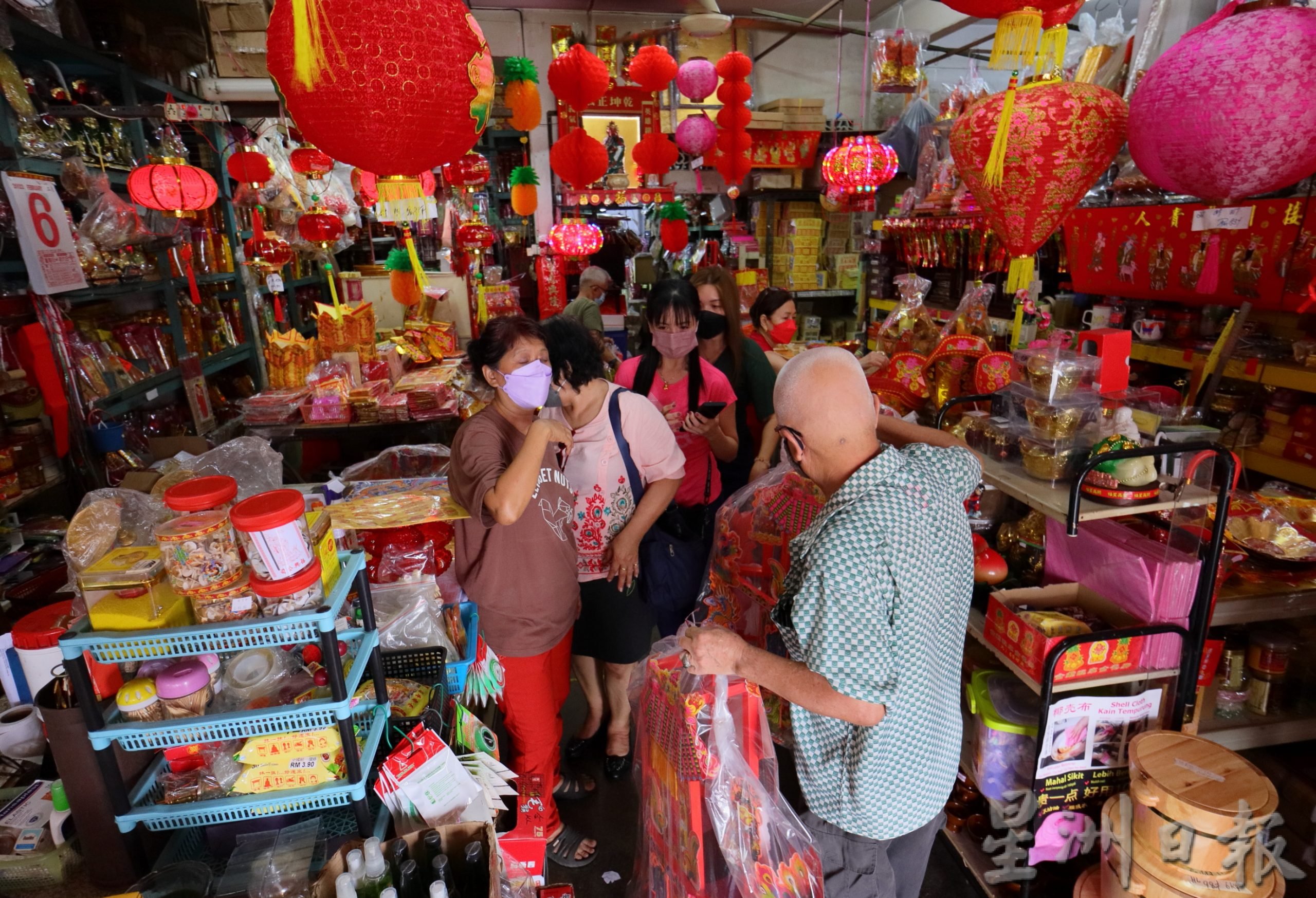 东（综合）：天公诞主要祭品的天公座和龙香随著防疫标准作业程序（SOP）的放宽、更多人庆祝天公诞而大卖。