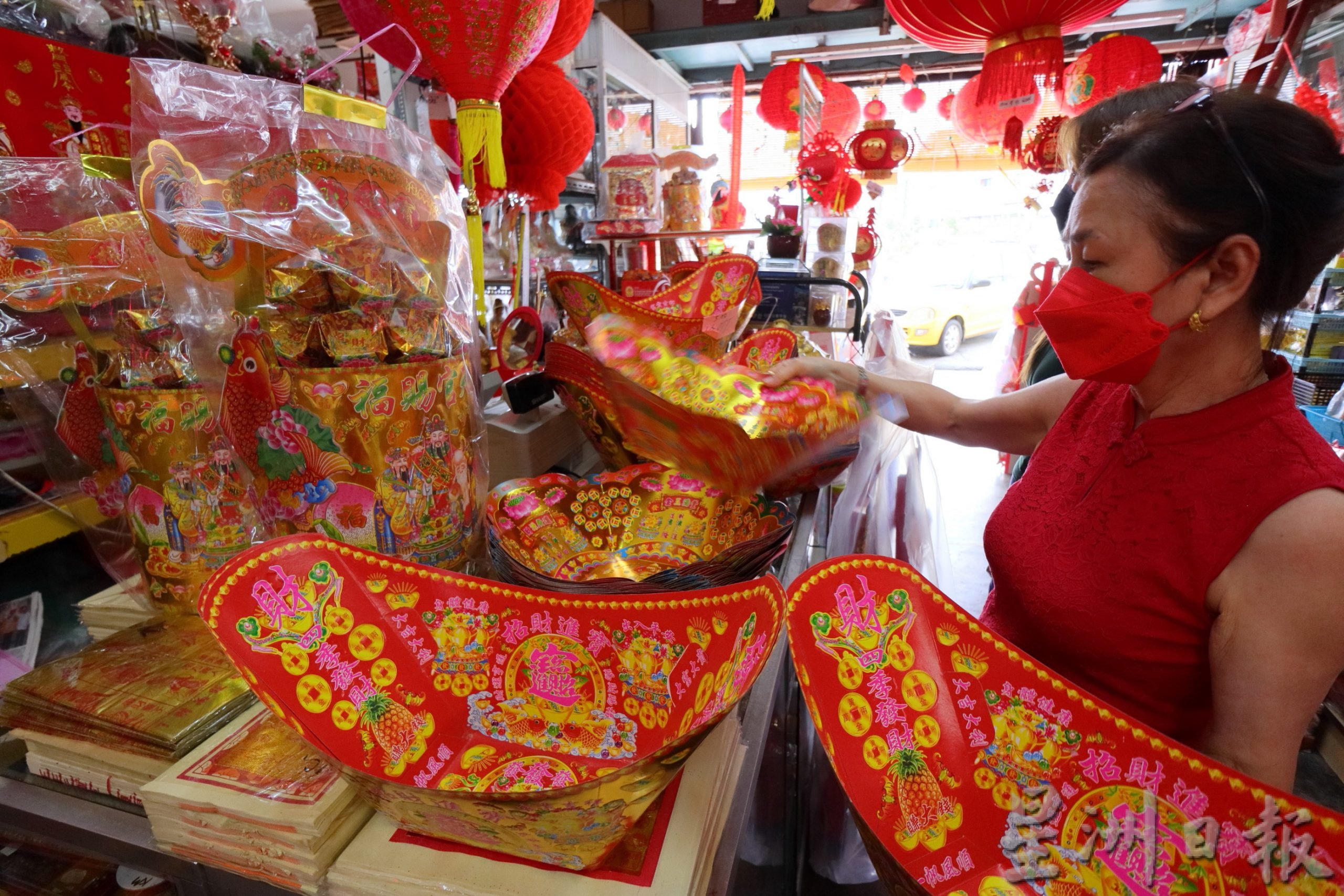 东（综合）：天公诞主要祭品的天公座和龙香随著防疫标准作业程序（SOP）的放宽、更多人庆祝天公诞而大卖。