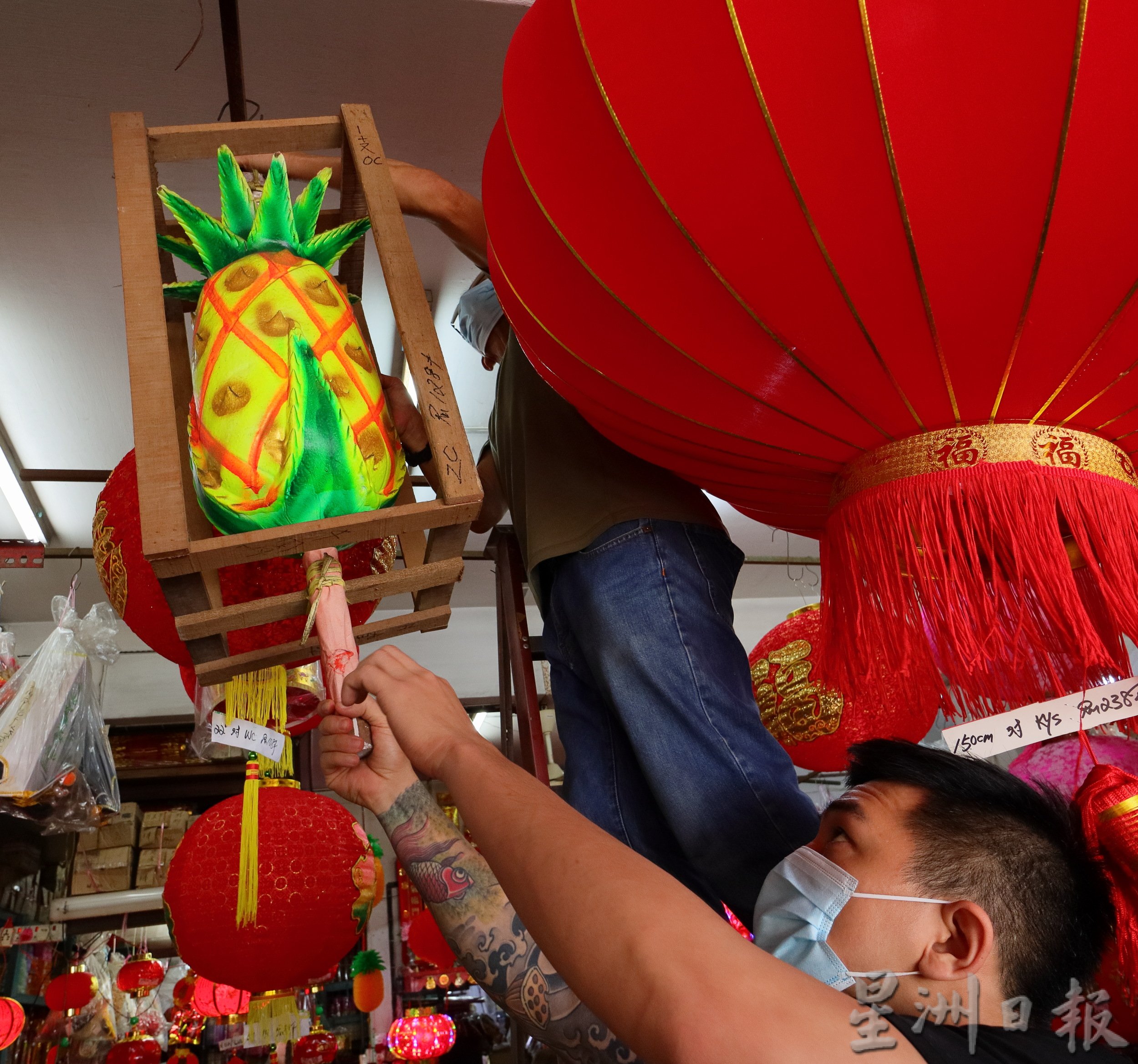 东（综合）：天公诞主要祭品的天公座和龙香随著防疫标准作业程序（SOP）的放宽、更多人庆祝天公诞而大卖。