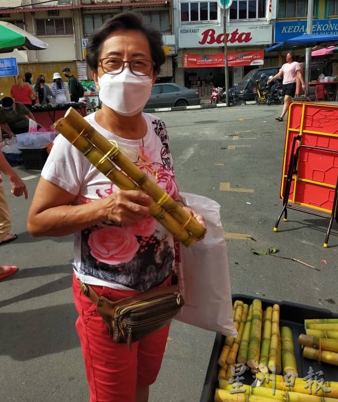 东（综合）：天公诞主要祭品的天公座和龙香随著防疫标准作业程序（SOP）的放宽、更多人庆祝天公诞而大卖。