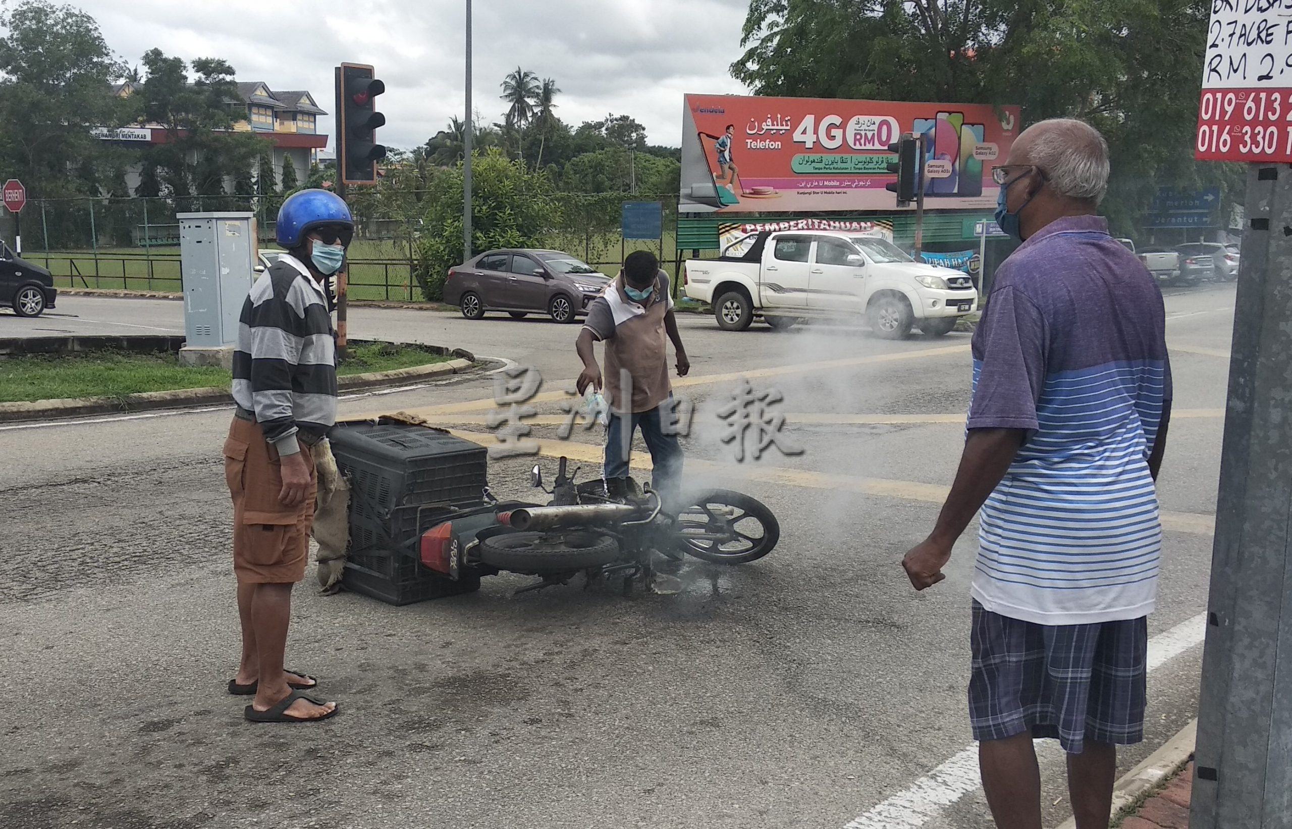 东：一辆载着榴梿的摩托车，在文德甲市区交通灯路口突然着火燃烧起来。