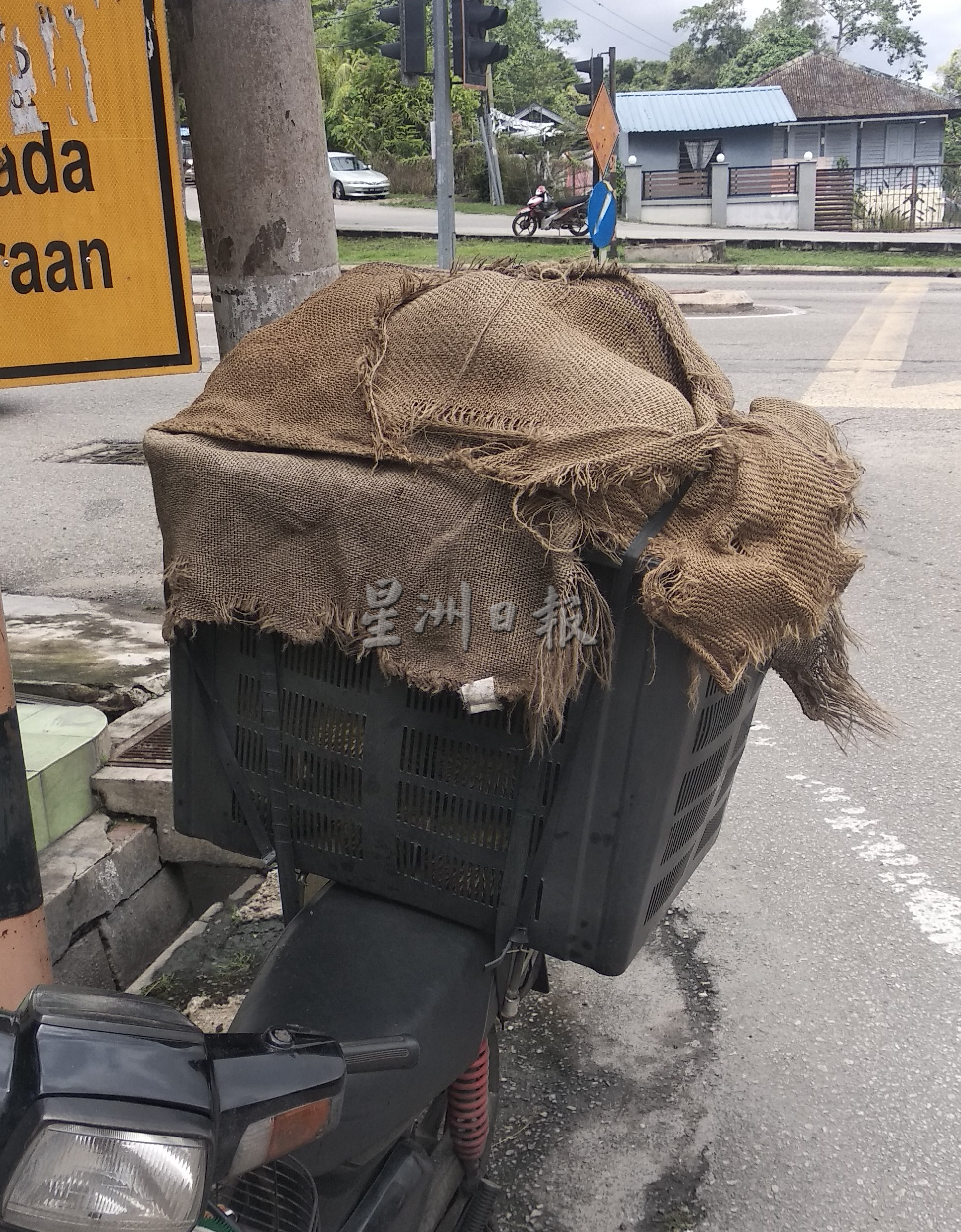 东：一辆载着榴梿的摩托车，在文德甲市区交通灯路口突然着火燃烧起来。