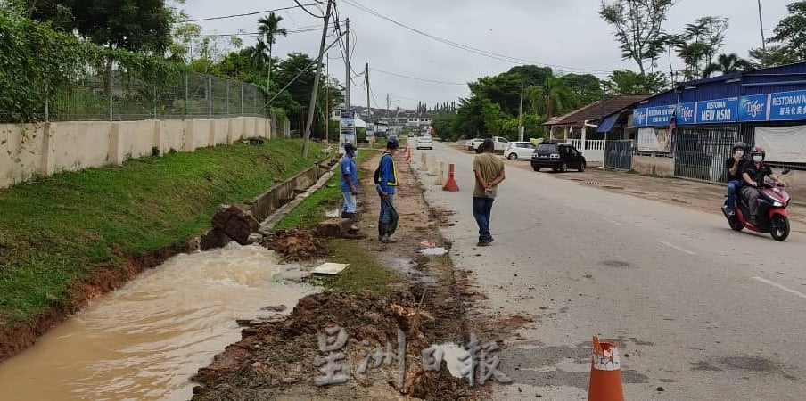 东：文德甲马化花园出入口处大路旁，地下水管严重破裂，自来水如泉水般喷射出来。