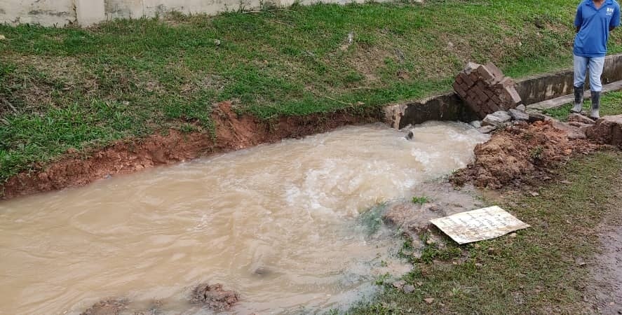 东：文德甲马化花园出入口处大路旁，地下水管严重破裂，自来水如泉水般喷射出来。